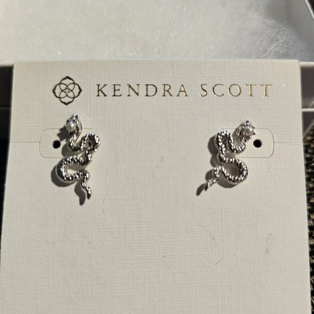 Kendra Scott Lyle Snake Stud‎ Earrings Pearl Head Silver Tone